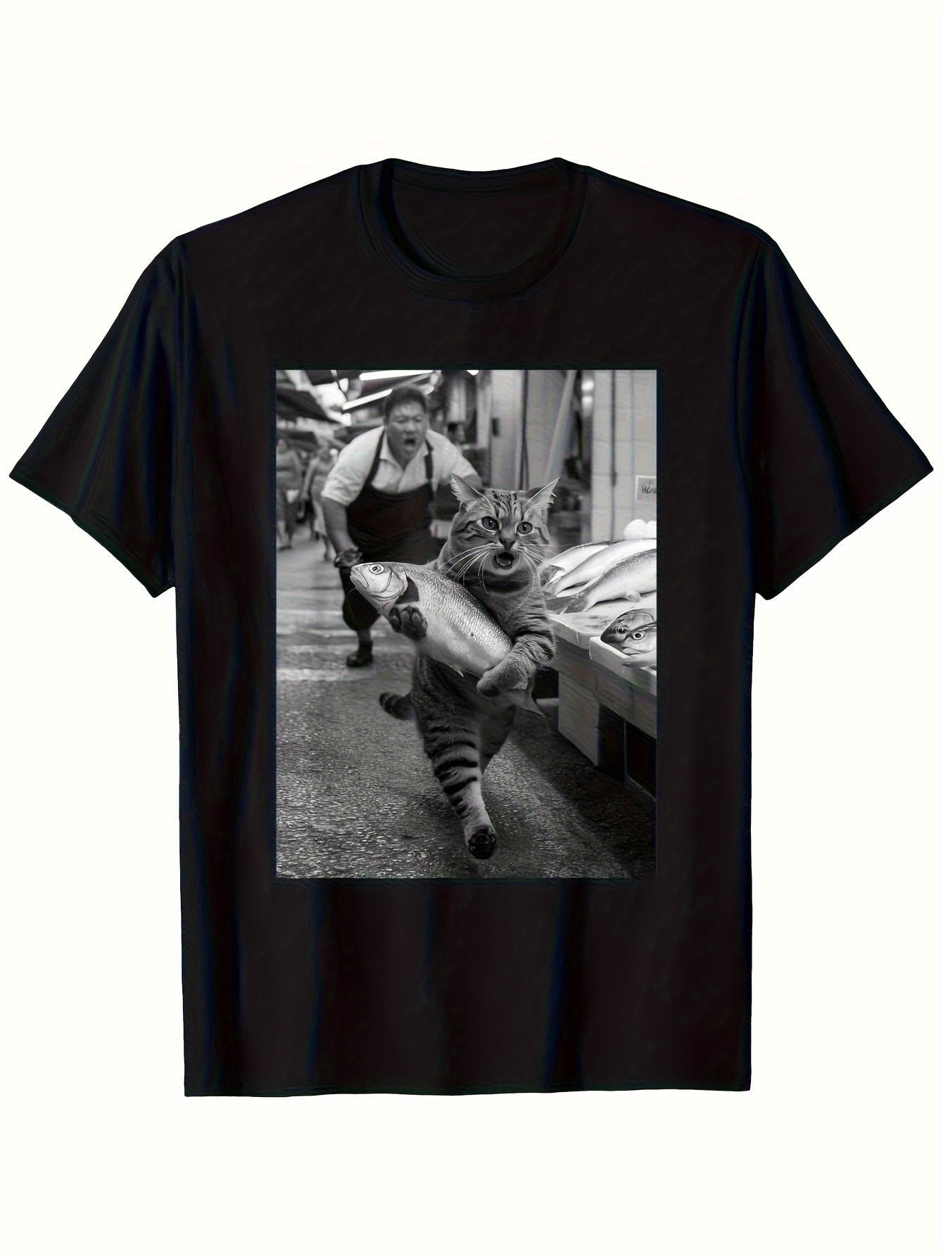 Vintage Fashion Market - 面白い猫が魚市場を盗むグラフィックTシャツ - ヴィンテージモノクロ釣り事故シャツ - 男女兼用ソフトで通気性のあるコットンTシャツ